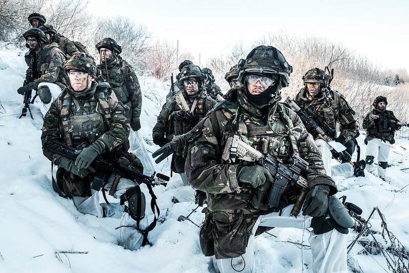 Nederlandse eFP troepen bij een oefening in Litouwen