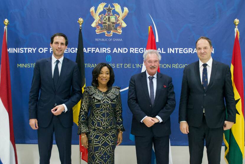 Minister Hoekstra samen met zijn Luxemburgse counterpart en minister Botchwey van Buitenlandse Zaken van Ghana