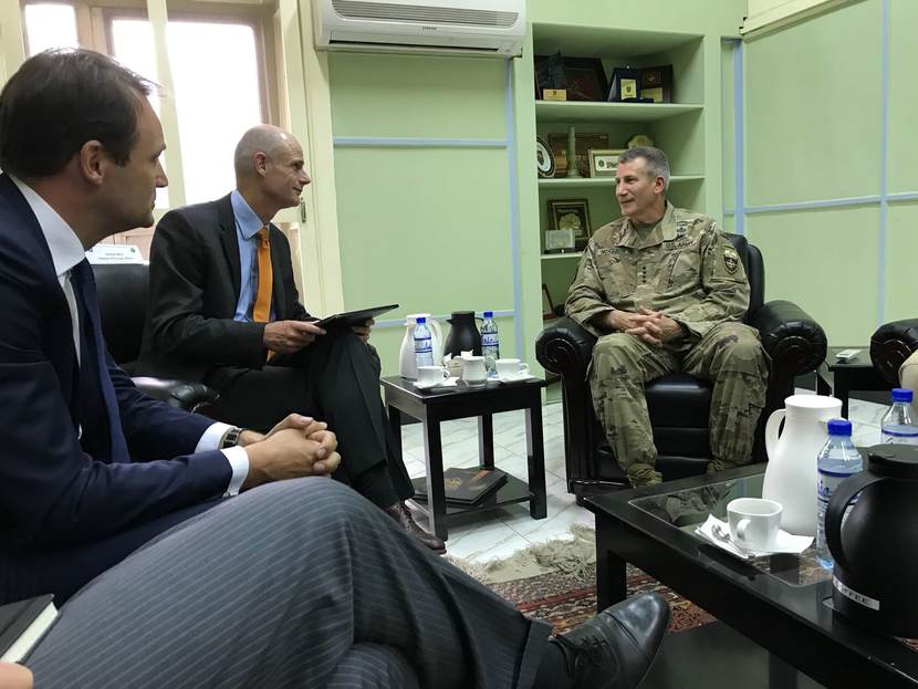 Minister Blok ontmoet Commandant Nicholson bij het hoofdkwartier van Resolute Support in Afghanistan.