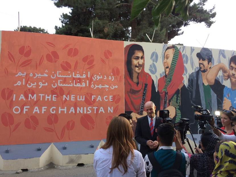 Minister Blok geeft een interview aan ZAN TV voor de muurschildering ‘het nieuwe Afghanistan’ op de Nederlandse ambassade in Kaboel