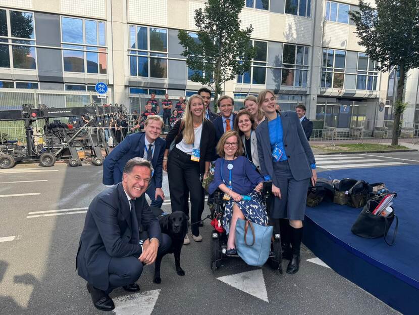 Mark Rutte met deel van de Nederlandse delegatie op de NAVO-top