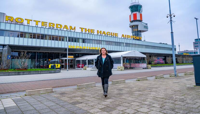 Hester Groenendijk op vliegveld Rotterdam The Hague Airport