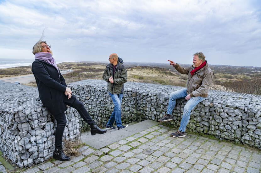 Harry Boschloo, Marieke Buijs en Sybrand Landman op een uitzichtpost bij een natuurgebied