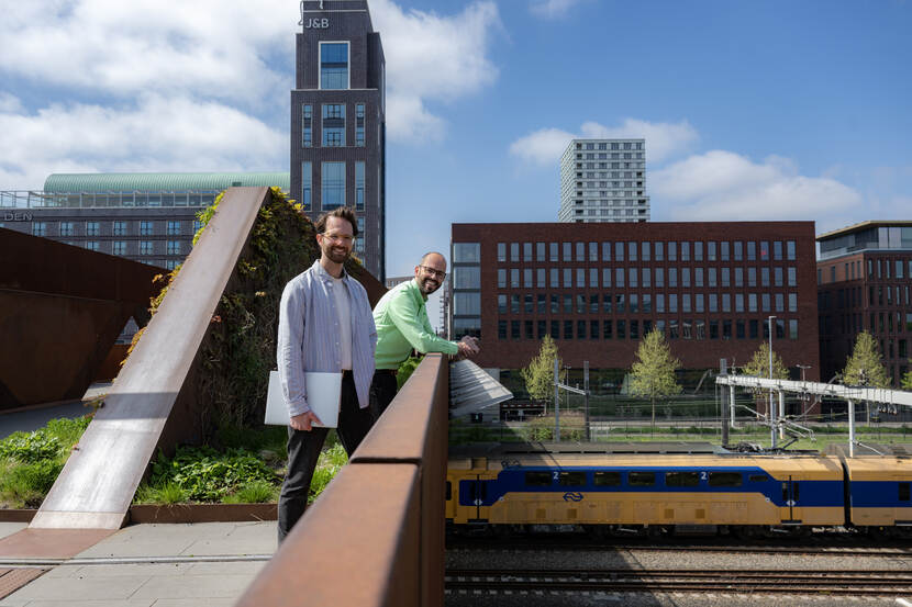 Bram Ruber en Paul Merkx staan op het viaduct boven het spoor van Den Bosch