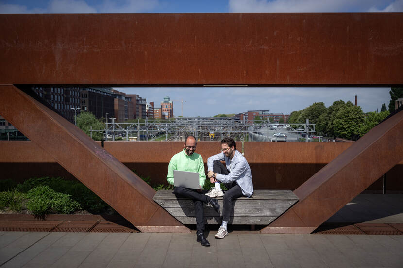 Paul en Bram nemen werk door op een spoorwegovergangsviaduct