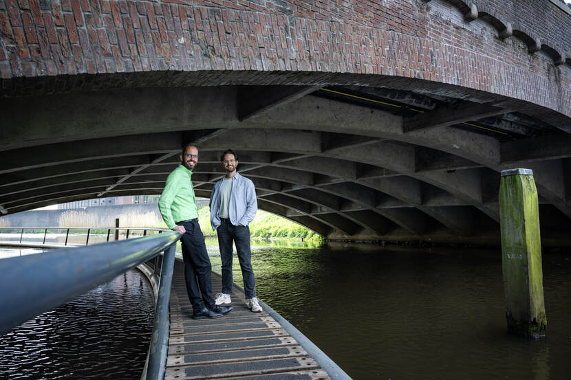 Bram Ruber en Paul Merkx in Den Bosch onder een brugdoorgang
