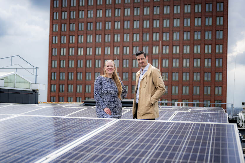 Merel Kuiper en Jeroen van Winden bij zonnepanelen op kantoor Rijnstraat 8