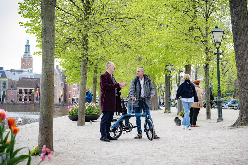 Erik van Bussel en Pieter van de Sande overleggen bij het Buitenhof