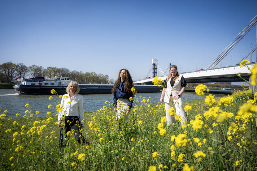 Lisa, Leslie en Anneke bij het kanaal naast het Rijkswaterstaat hoofdkantoor