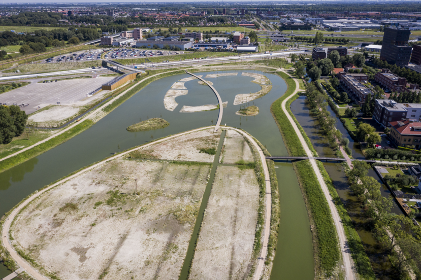 Luchtfoto waterberging Molenvlietpark in Den Haag
