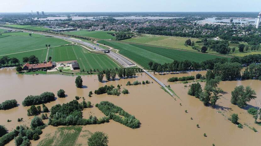 De A73 verdwijnt onder water bij Venlo.