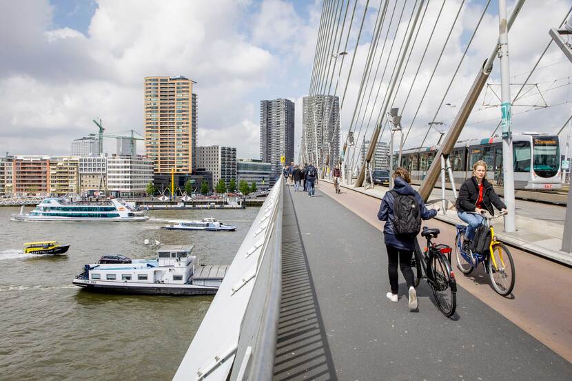 Openbaarvervoer, boten, voetgangers en fietsers bij de Erasmusbrug in Rotterdam