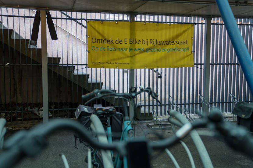 Oplaadpunt voor elektrische fietsen in de fietsenstalling van Westraven
