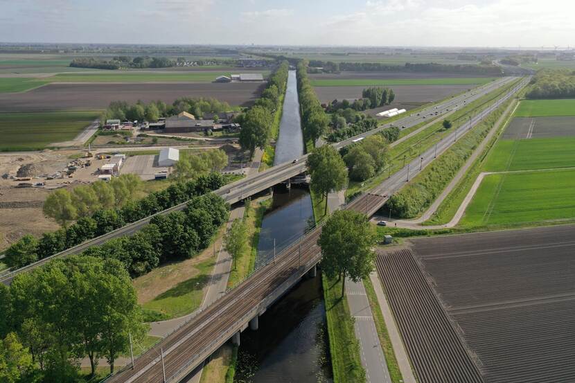 Spoorweg viaduct en viaduct A44 over de hoofdweg tussen Buitenkaag en Abbenes