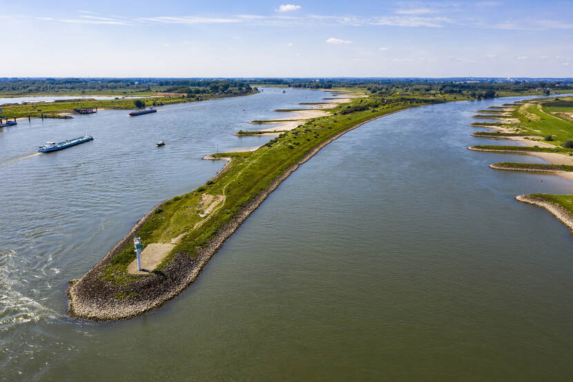 Bij Pannerden splitst de Boven-Rijn zich in de Waal en het Pannerdensch Kanaal. Dit punt heet de Pannerdense Kop.
