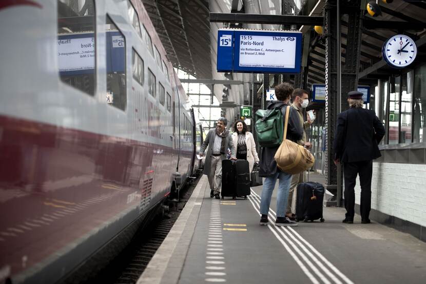 Reizigers op het Thalys-perron op station Amsterdam Centraal op weg naar de gereedstaande trein naar Paris-Nord