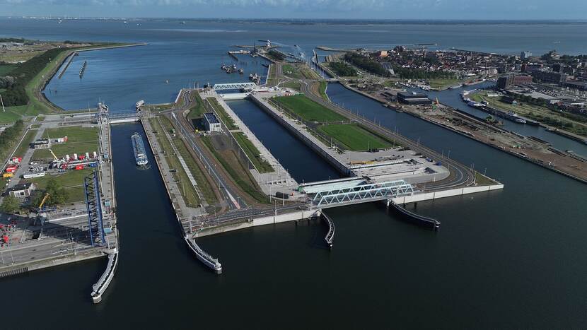 Luchtfoto van het sluizencomplkex in Terneuzen. De Nieuwe Sluis is de tweede van links