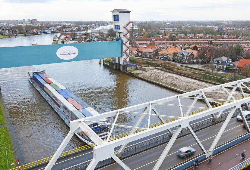 Containerschip vaart op Hollandse IJssel