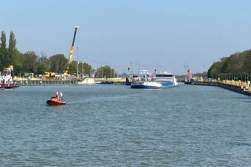 Vrachtschip vaart de verruimde sluis bij Born uit.
