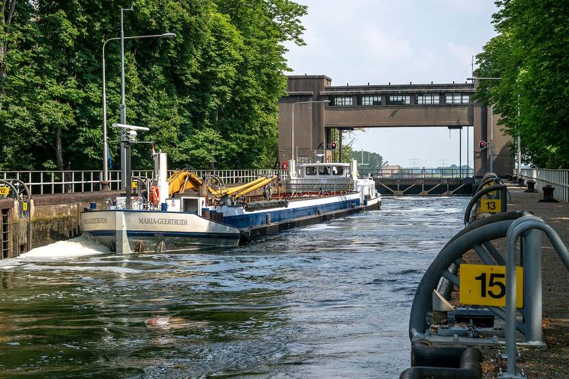 Vrachtschip Maria-Geertruida wordt geschut in de sluis van Born