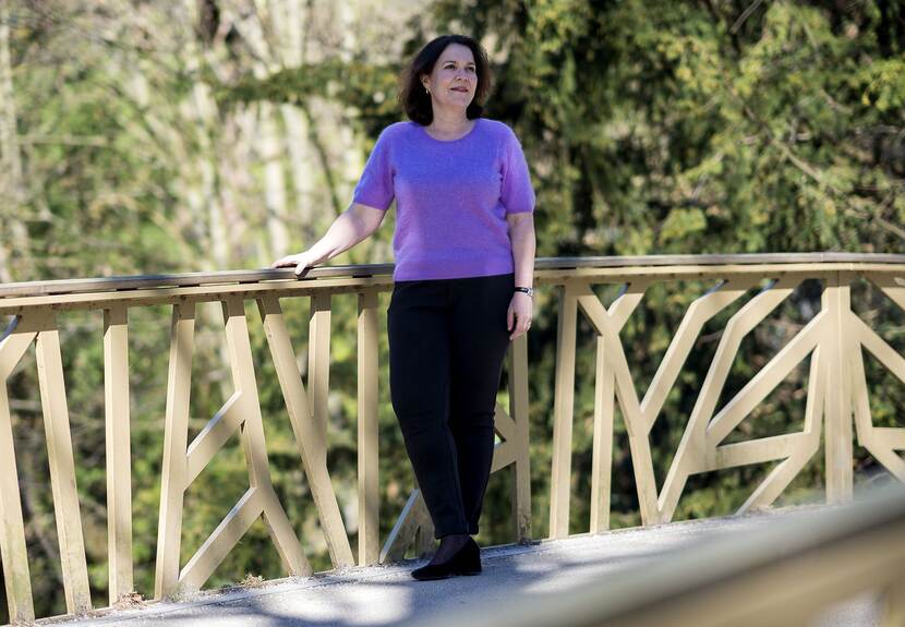 Judith Elsinghorst staand op een brug in een park