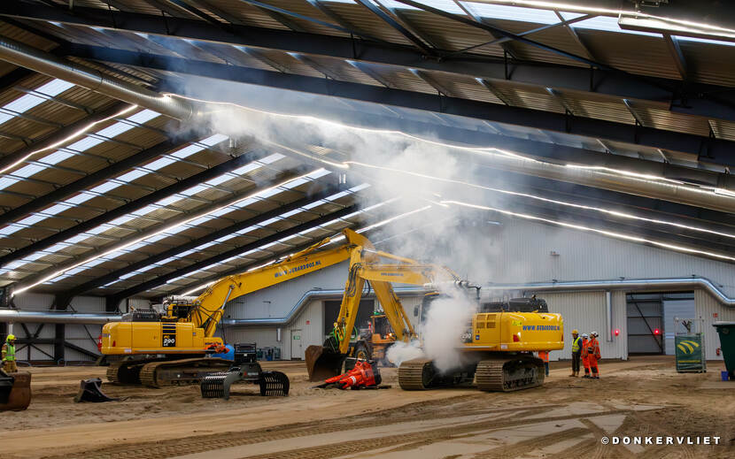 Foto van graafmachines in de hal tijdens de calamiteitenoefening van 9 april 2024