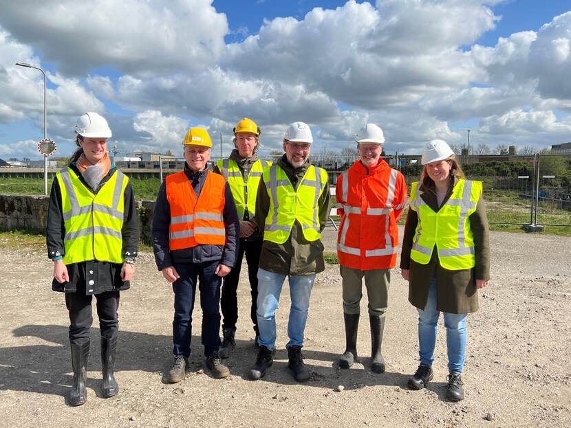 Onderzoekers van Deltares en KWR op het EMK-terrein