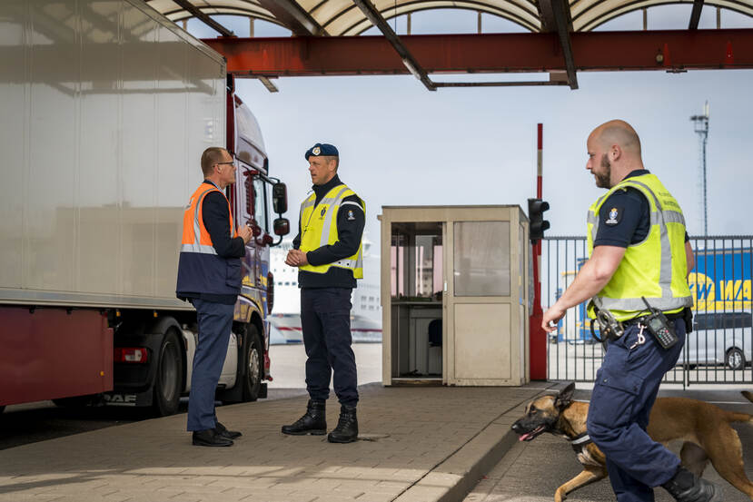 Marcel van der Vlugt (Stena Line) en Arjan Batelaan (KMar) in gesprek bij een grenscontrolepost in de haven van Hoek van Holland.