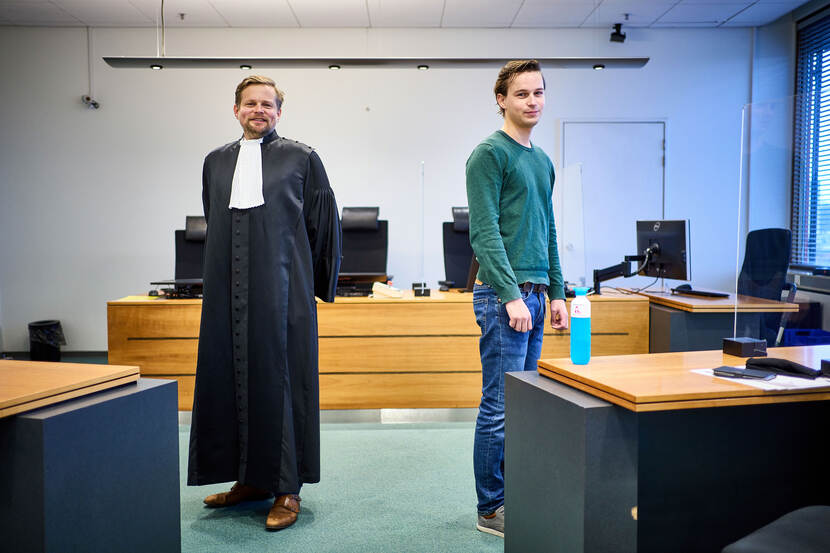 Rechter Herman van Harten en schuldenfunctionaris Matthijs Vink in de rechtbank