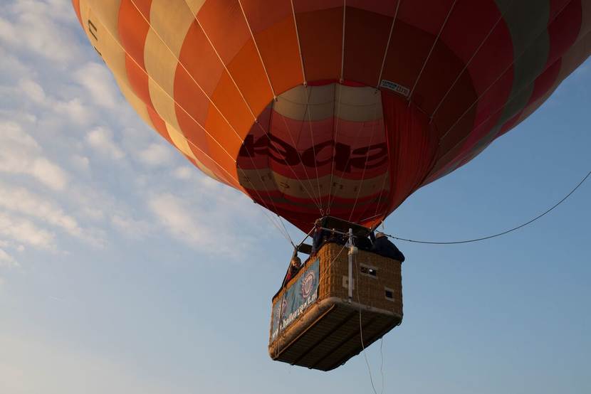 Foto van een luchtballon met daaraan vast gemaakt meetapparatuur