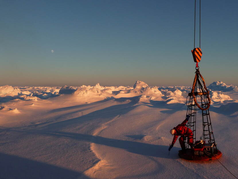Voordat de onderzoeker weer aan boord gaat test hij de dikte van het ijs direct naast de ijsbreker (Antarctica, 2009).