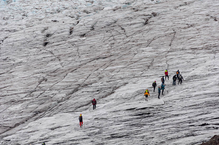 Mensen die op gletsjer lopen, Antarctisch schiereiland 2018