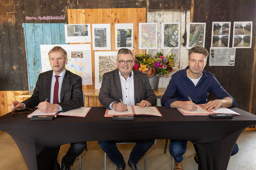 Provincial Executive of Overijssel, Mayor of Nordhorn and cattle farmer Raben signing agreement