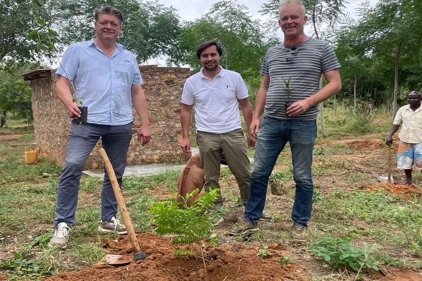 Treeplanting event in 2023 / f.l.t.r.: Victor Langenberg (Acacia Water), Bart Pauwels (Agricultural Counselor Kenya), Bob van der Bijl (Capital Africa Agribusiness Ventures)