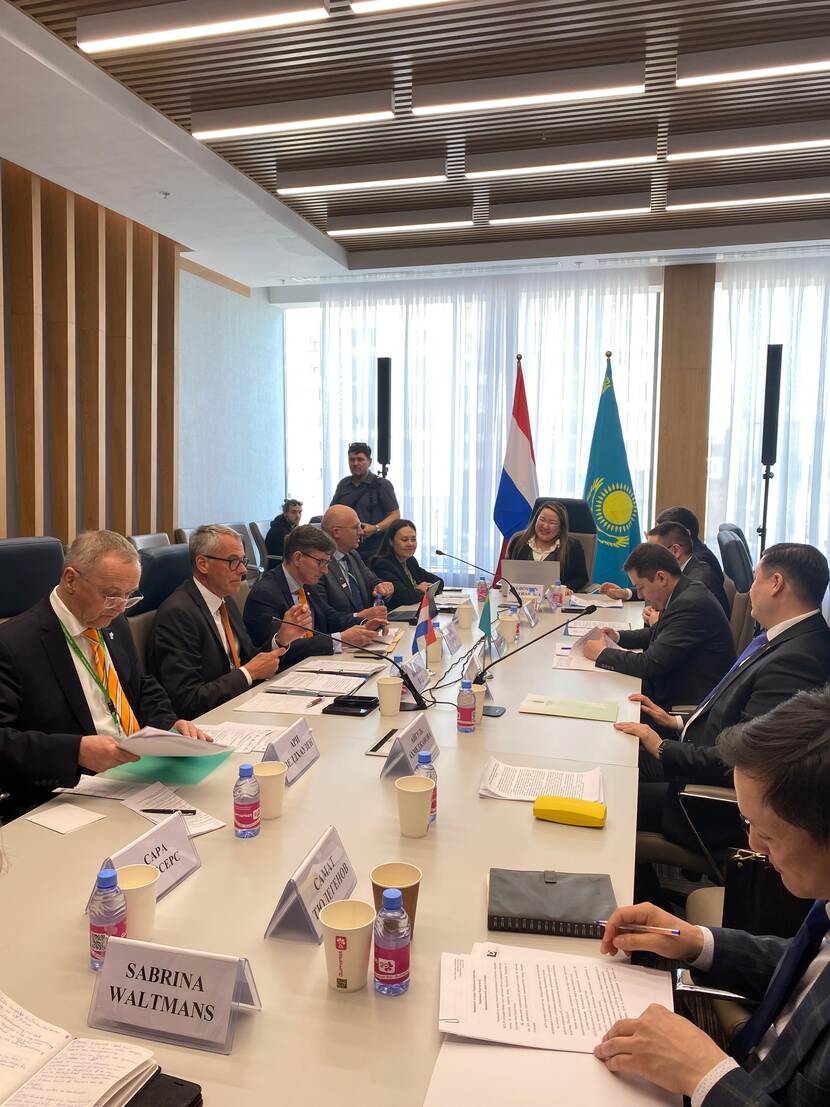 Jan-Kees Goet, with Nico Schermers, Arie Veldhuizen  and others, sitting at a long table at the Netherlands-Kazakhstan governmental working group