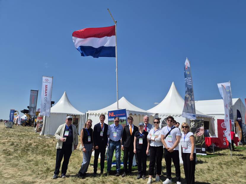 The LAN-team and representatives from Dutch companies at the Netherlands stand, during the JANA DALA exhibition.