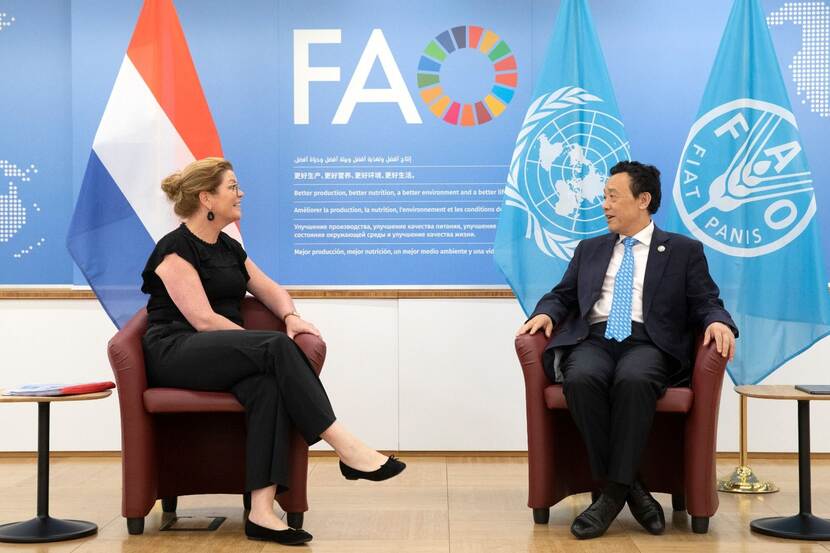 F.l.t.r. Christianne van der Wal, Minister for Nature and Nitrogen Policy in conversation with Qu Dongyu, Director-General of the Food and Agriculture Organization