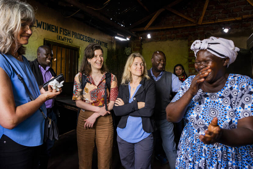 LNV-attaché Yvonne van Laarhoven (middle left) during a FAO project for improved fish processing in Uganda