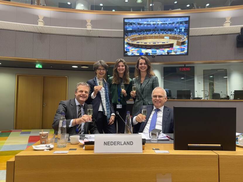 f.l.t.r. Guido Landheer, Carla Boonstra, Femke Kroon, Anne-Margreet Sas, minister Adema, at the conclusion of the last Council under the Spanish chairmanship