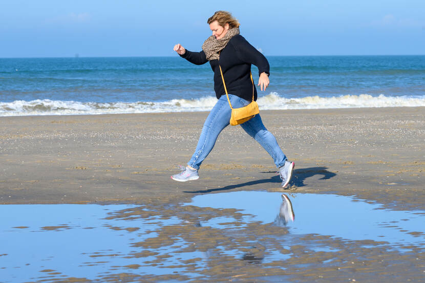 Sandra van Zanten rennend op het strand