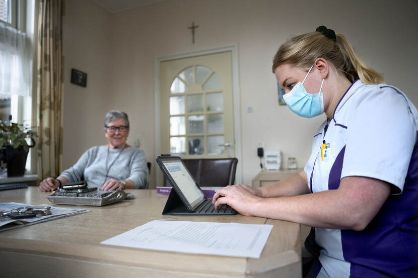 Met een Ipad kan de wijkverpleegkundige bij alle gegevens van de patiënt