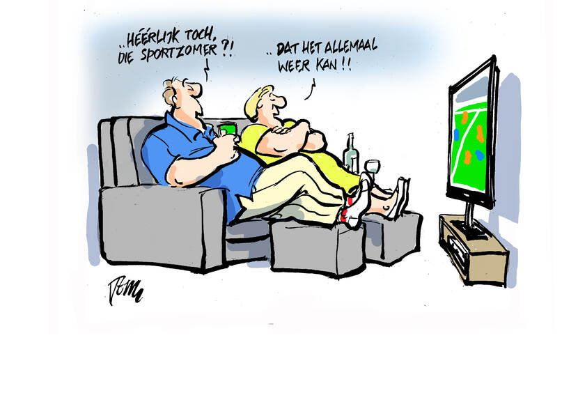 llustratie van sportzomer 2021: Een echtpaar zit thuis op de bank en kijkt naar voetbal op tv