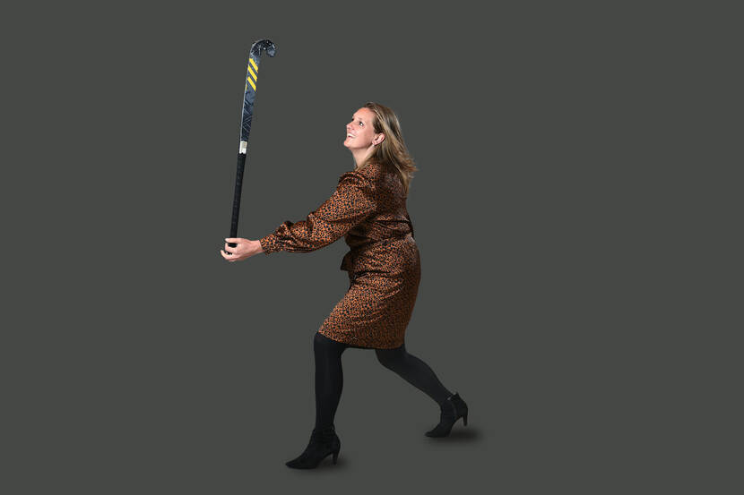Foto van Maartje Roelofs, hockey stick balanceert op haar hand