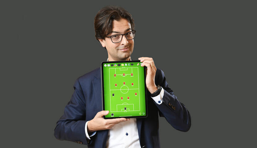 Marcello Goossens met een digitaal tactisch bord voor voetballers in zijn handen