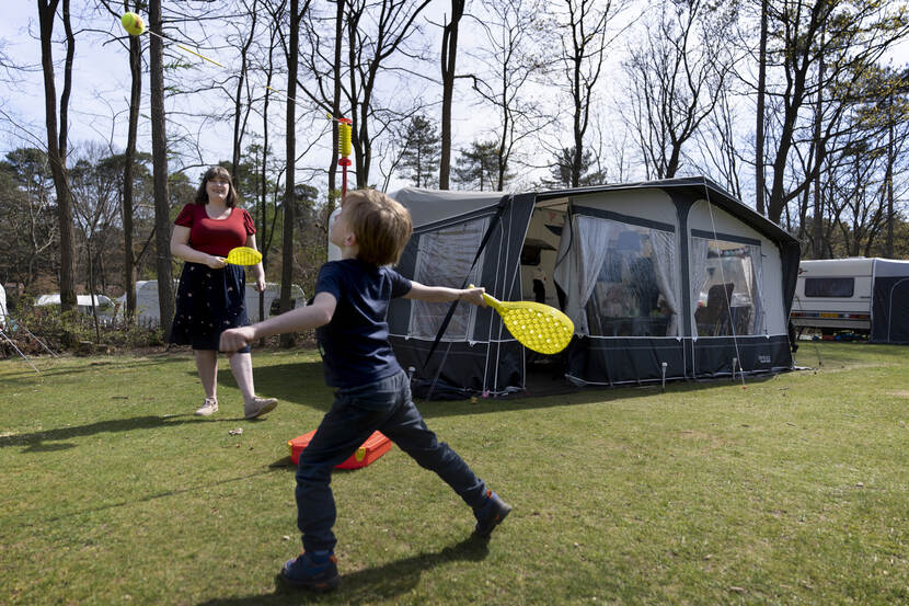 Oscar, de zoon van Daphne Schelling speelt op het grasveld een potje tennis