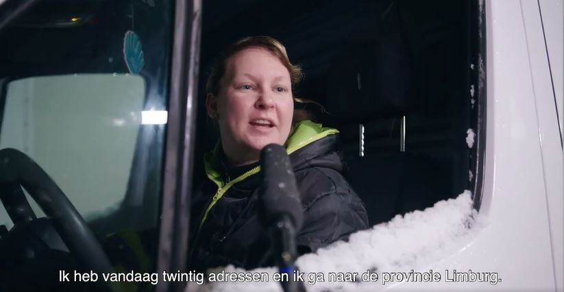 Foto van een vrouwelijke chauffeur