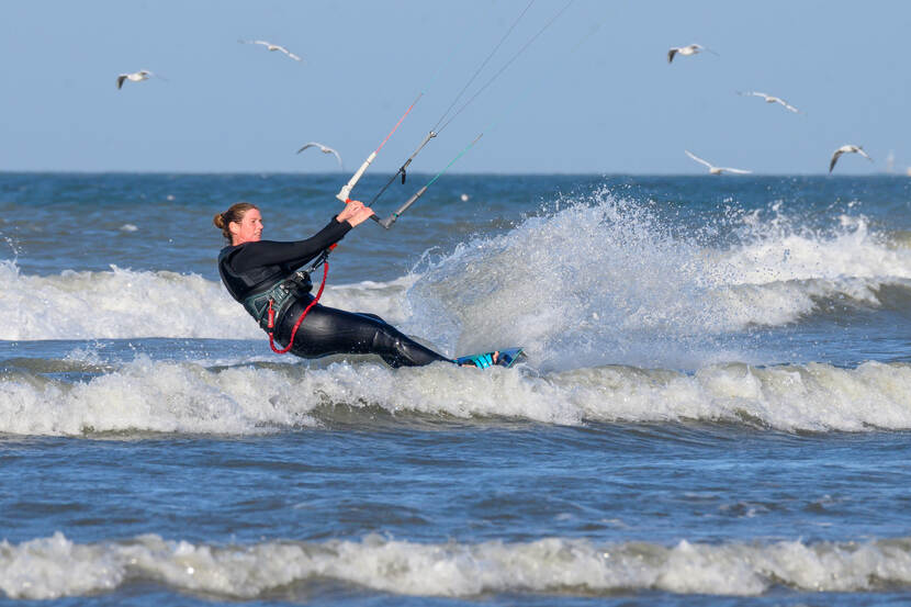 Bianca Peereboom aan het kitesurfen