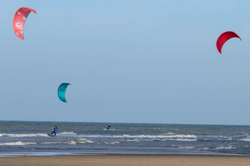 Drie Kitesurfers in actie