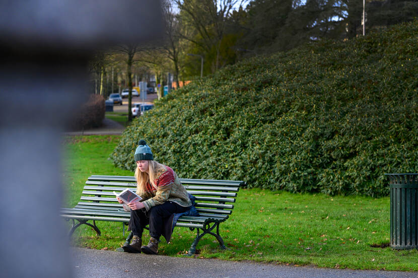 Ex-dakloze Kelly op een bankje in een Arnhemse park
