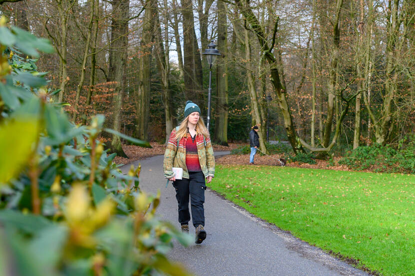 Ex-dakloze Kelly lopend in een Arnhemse park